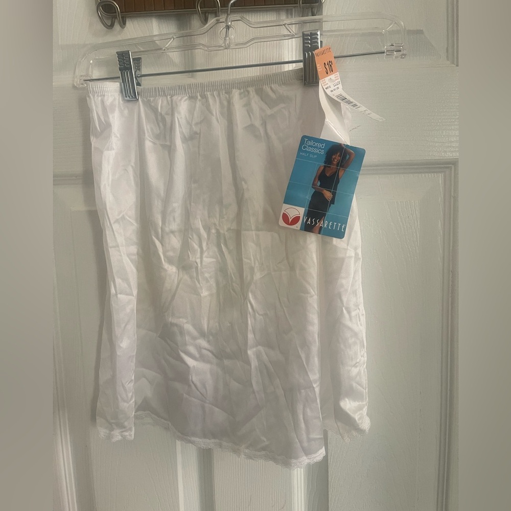 NWT Vassarette half slip Ice White / size S tailored classic 16 inches long